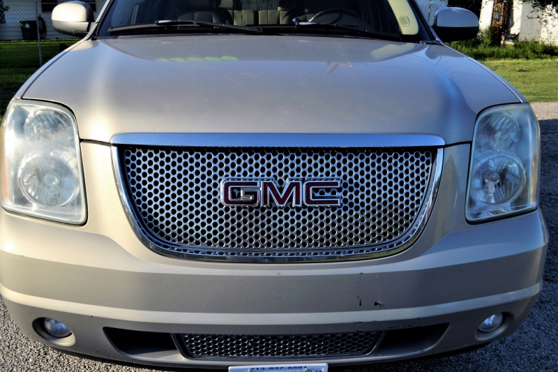 concession-CHATEAUVIEUX-min_gmc-yukon-truck-grill-2828425